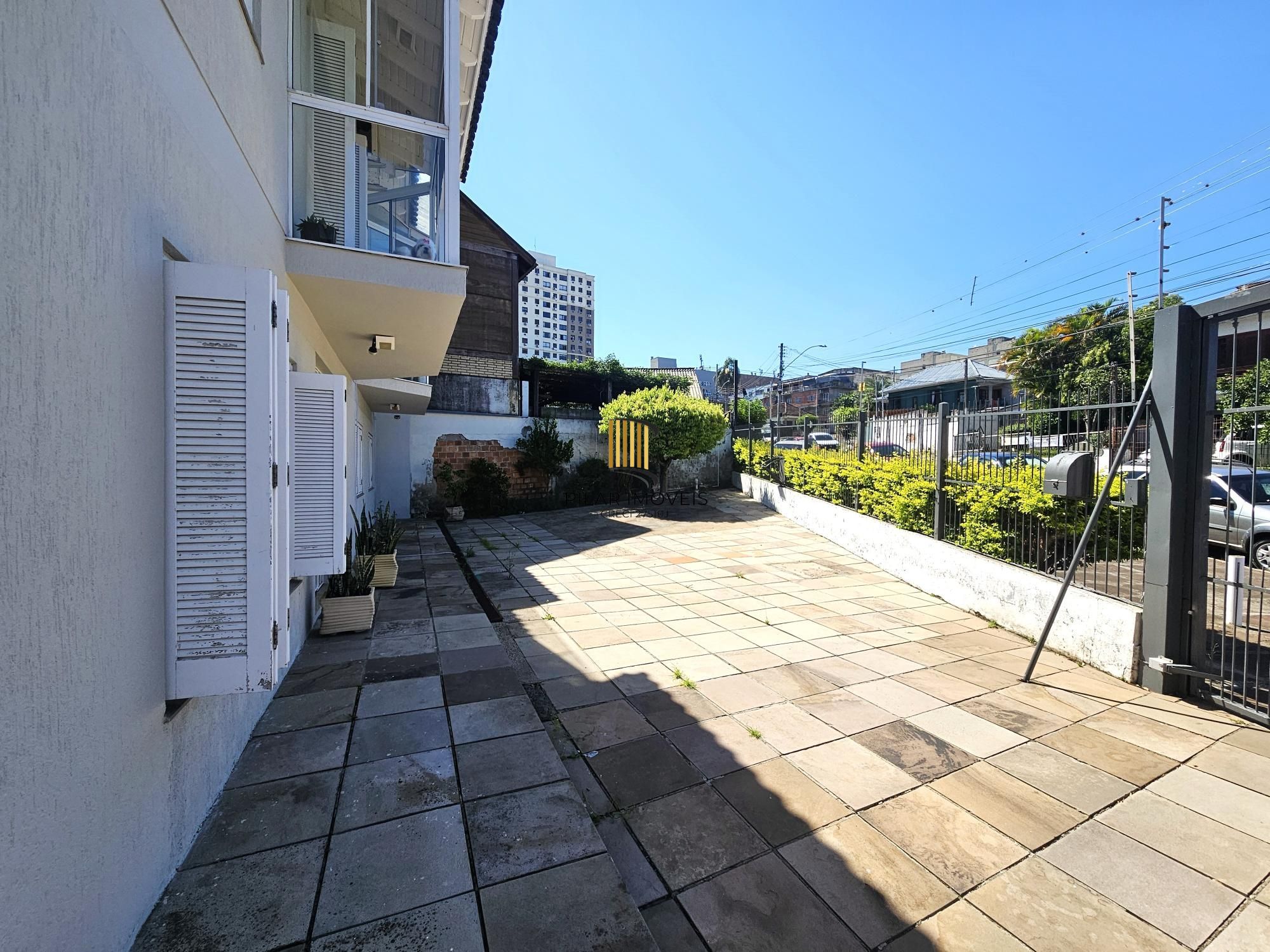 SOBRADO COM 3 SUÍTES + DORMITÓRIOS NO TÉRRREO | PISCINA | E MUITO MAIS