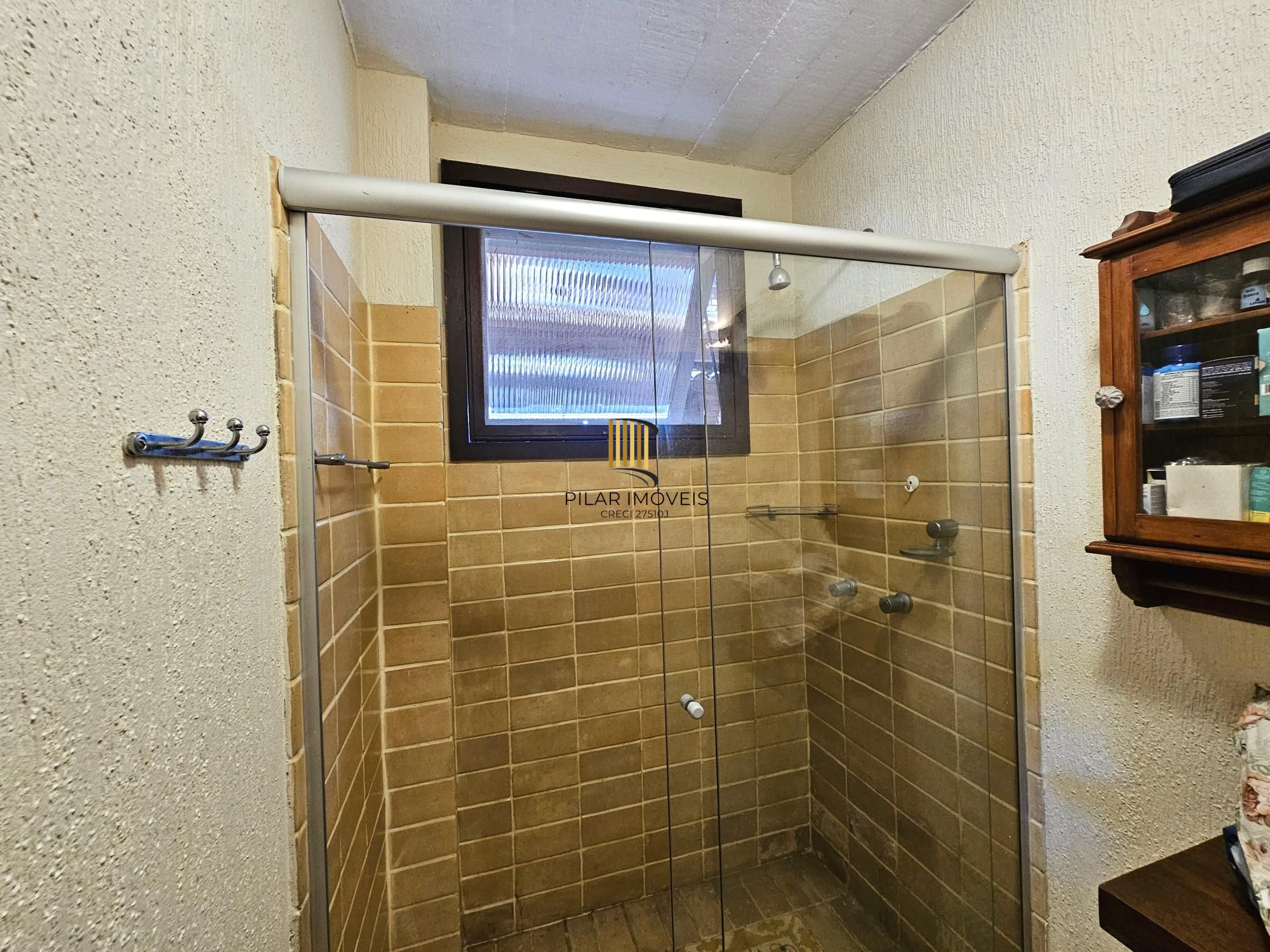 LINDA CASA NO BAIRRO GUARUJÁ - TERRENO COM 22 METROS DE FRENTE