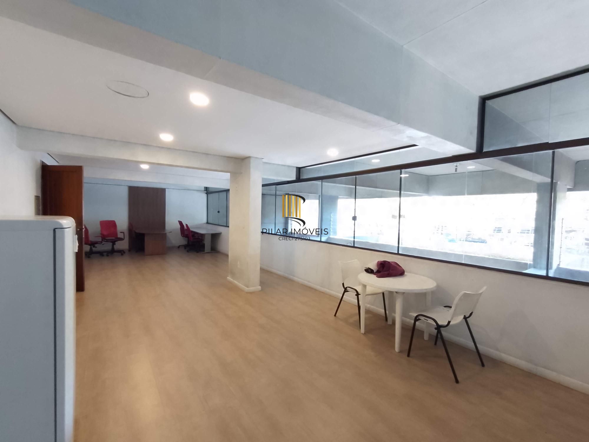 Sala comercial com elevador e vaga no Petrópolis