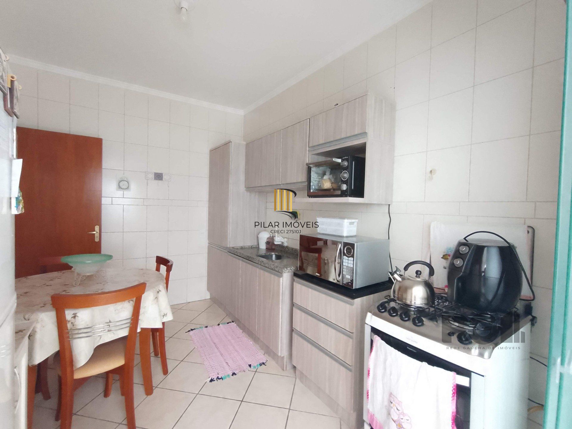 Apartamento 2 dormitórios com vaga e sacada no Menino Deus