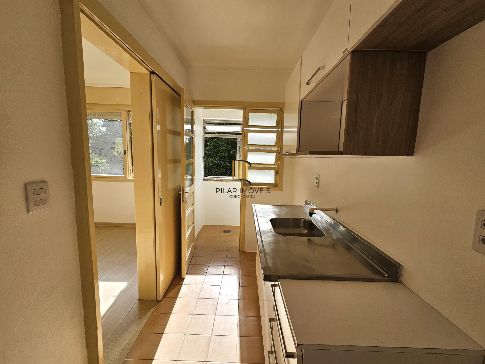 APARTAMENTO ENSOLARADO A POUCOS METROS DO PARQUE MARINHA E DO BEIRA RIO