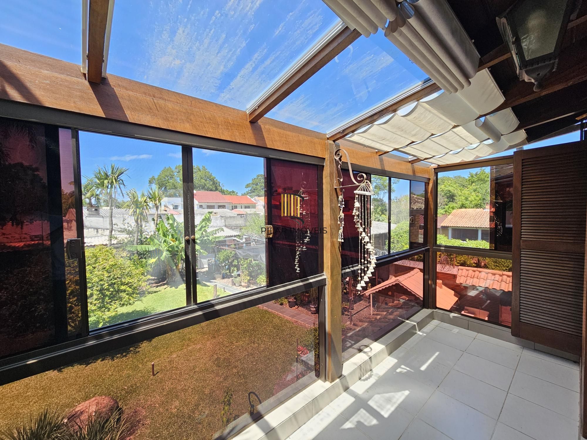 LINDA CASA NO BAIRRO GUARUJÁ - TERRENO COM 22 METROS DE FRENTE