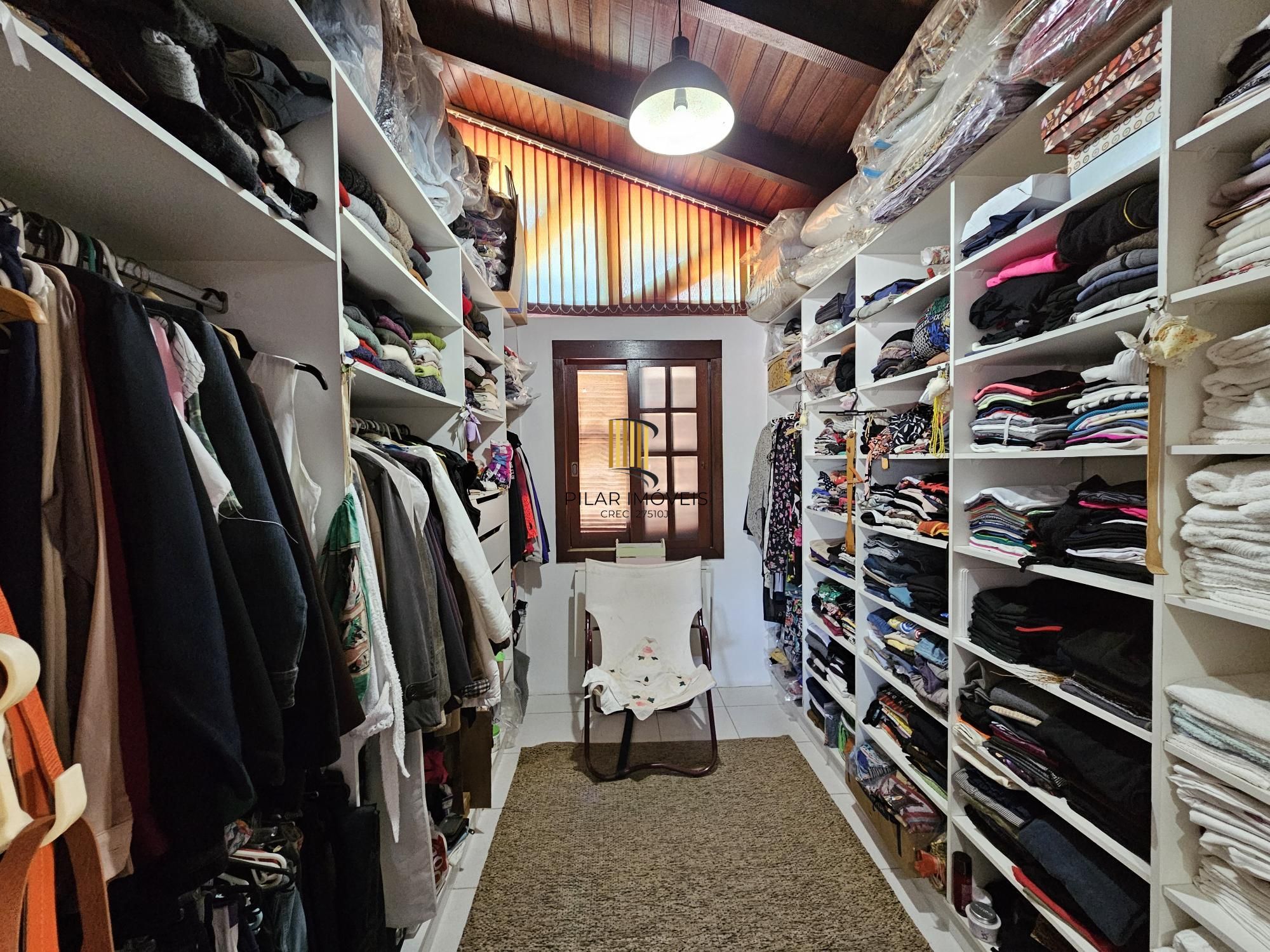 LINDA CASA NO BAIRRO GUARUJÁ - TERRENO COM 22 METROS DE FRENTE