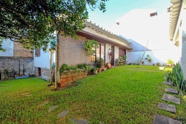 Casa 3 dormitórios ampla, perto da PUC