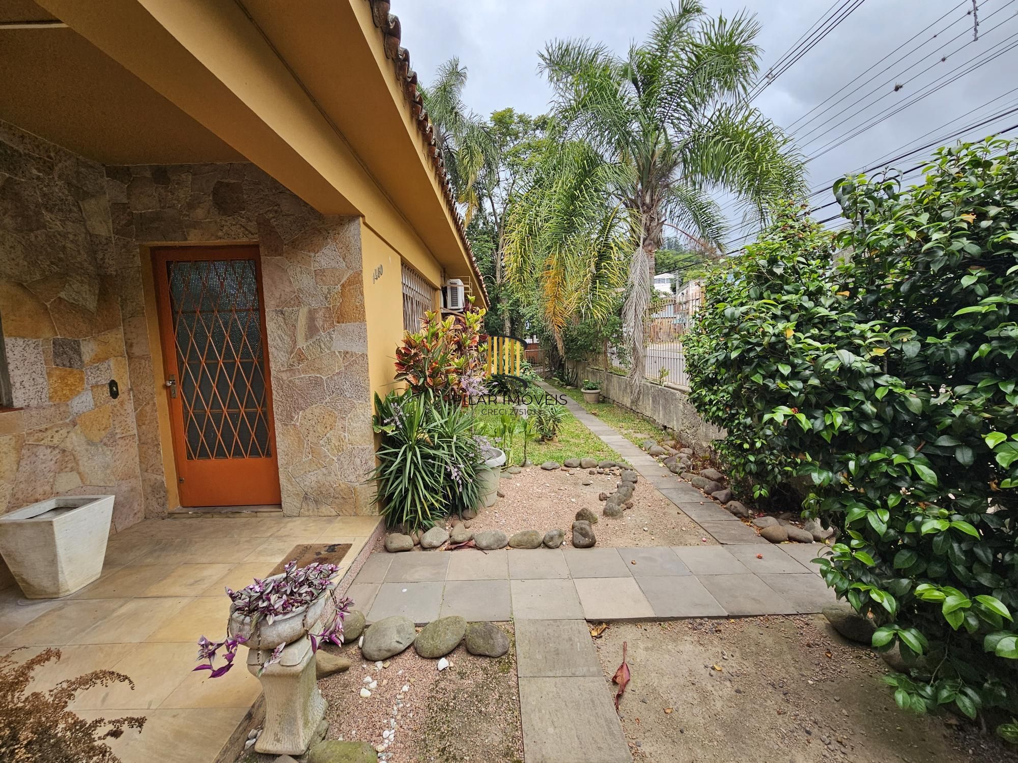 CASA COM 04 DORMITÓRIOS EM TERRENO DE QUASE 500M2