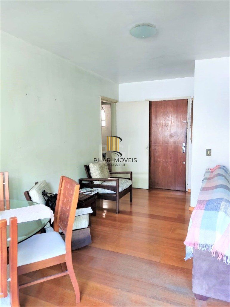 Apartamento 2 dormitórios semimobiliado, living 2 ambientes com lareira, cozinha e área de serviço, banheiro social, sacada e churrasqueira. 