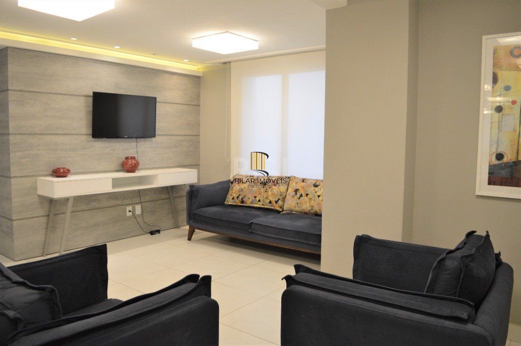 Excelente, amplo e ensolarado apartamento 3 dormitórios sendo 1 suíte, com living 2 ambientes, banheiro social, semimobiliado e com 2 vagas de garagem.
