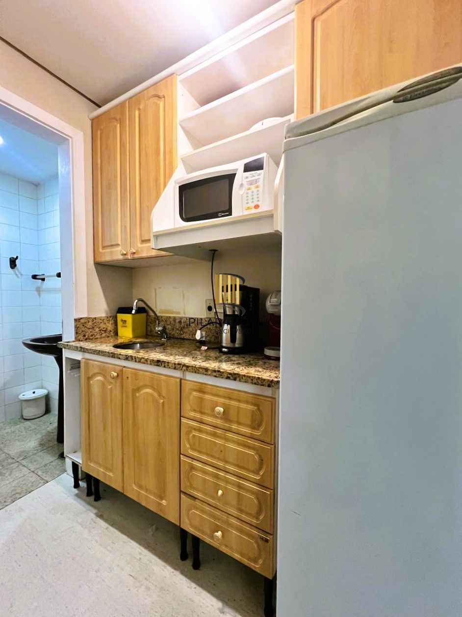 AMPLA SALA COMERCIAL NO CENTRO DE PORTO ALEGRE, DE FRENTE,  MOBILIADA E DECORADA!