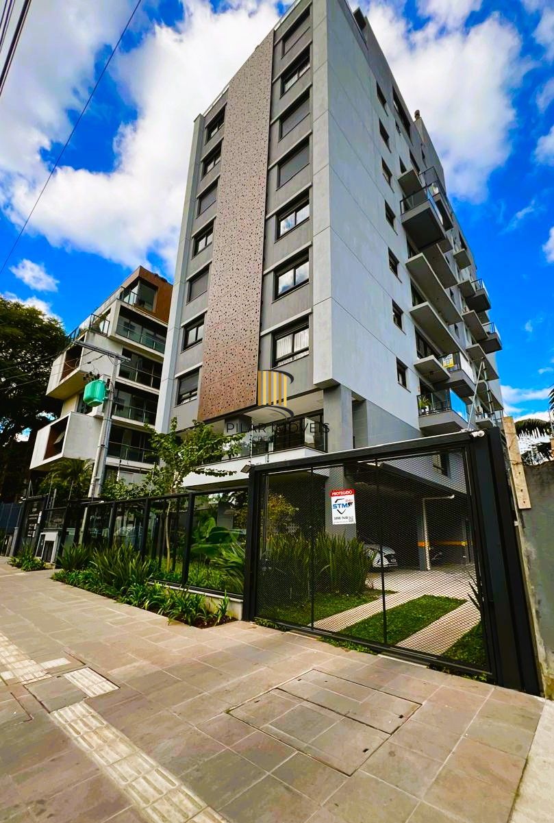 Excelente apartamento 2 dormitórios com sacada e vaga coberta no Petrópolis