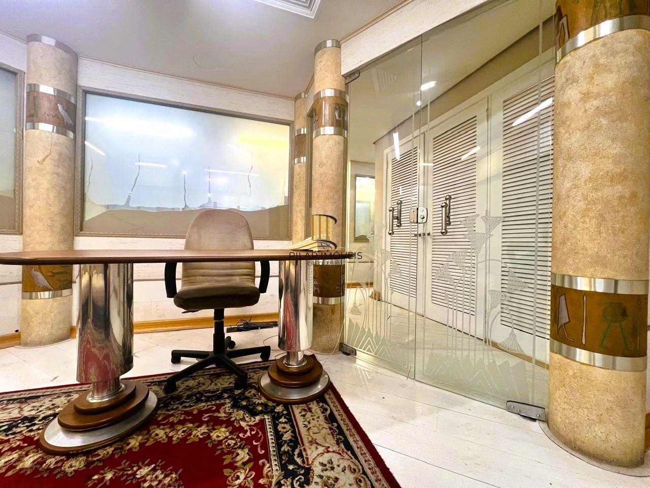 AMPLA SALA COMERCIAL NO CENTRO DE PORTO ALEGRE, DE FRENTE,  MOBILIADA E DECORADA!