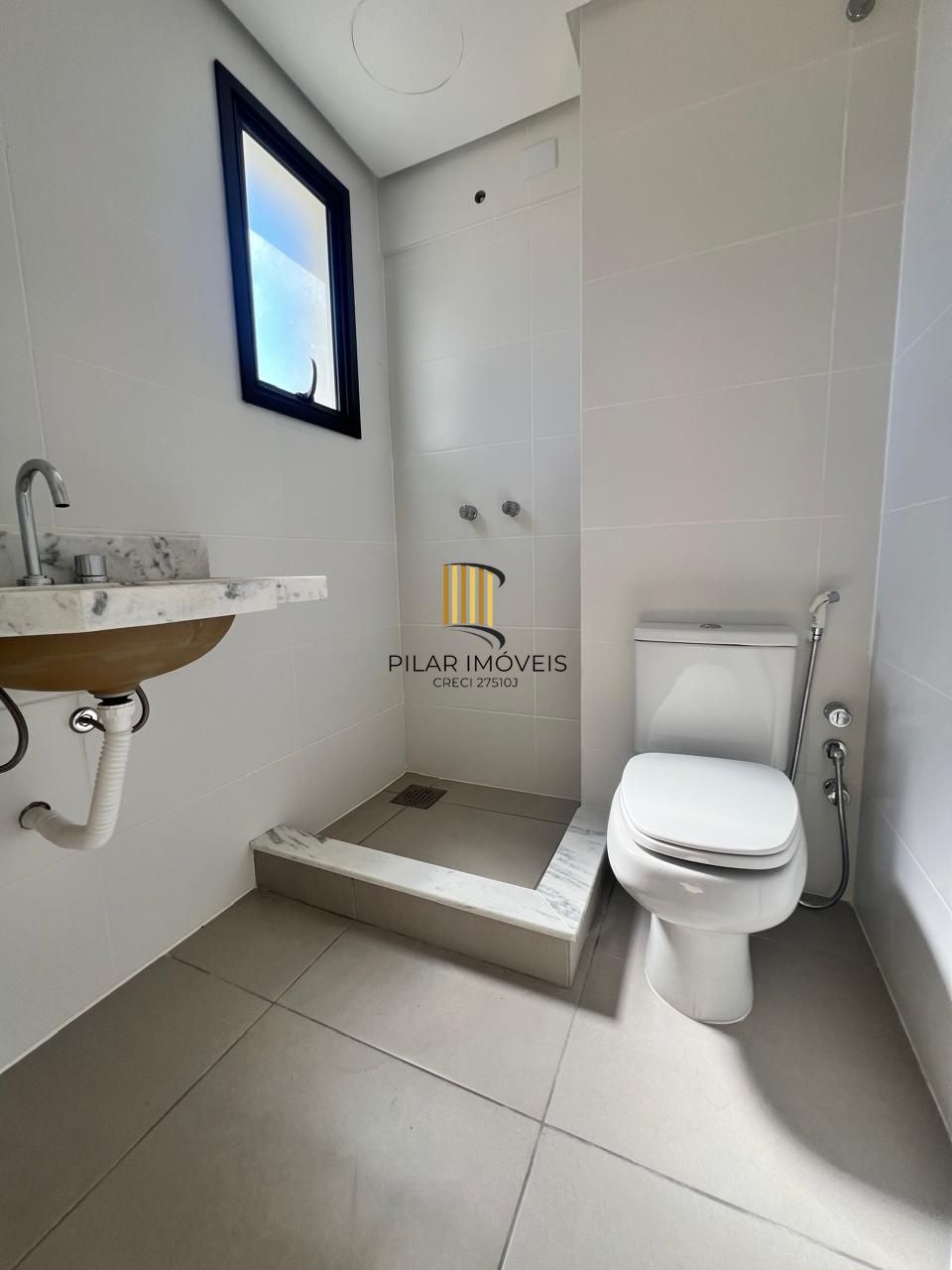 BAIRRO AUXILIADORA - APTO. NOVO 2 DORMITÓRIOS COM 1 SUÍTE E VAGA COBERTA.