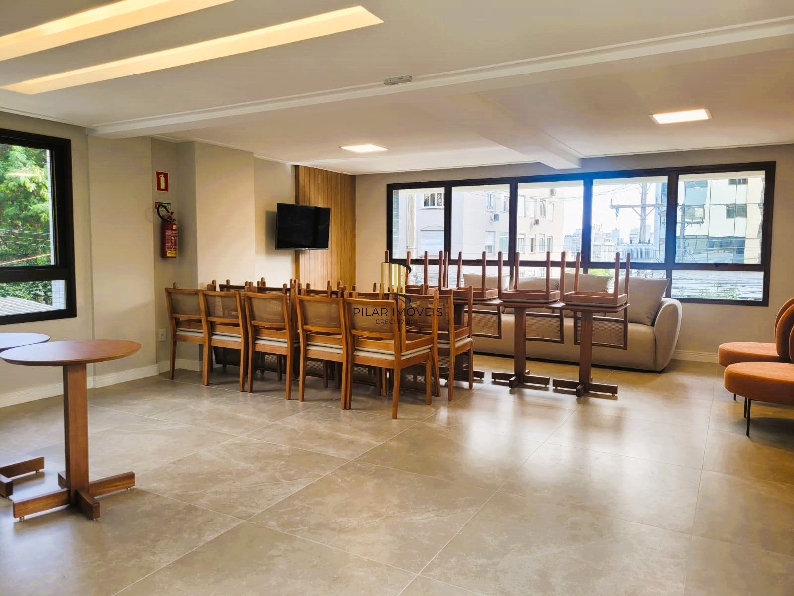 BAIRRO AUXILIADORA - APTO. NOVO 2 DORMITÓRIOS COM 1 SUÍTE E VAGA COBERTA.