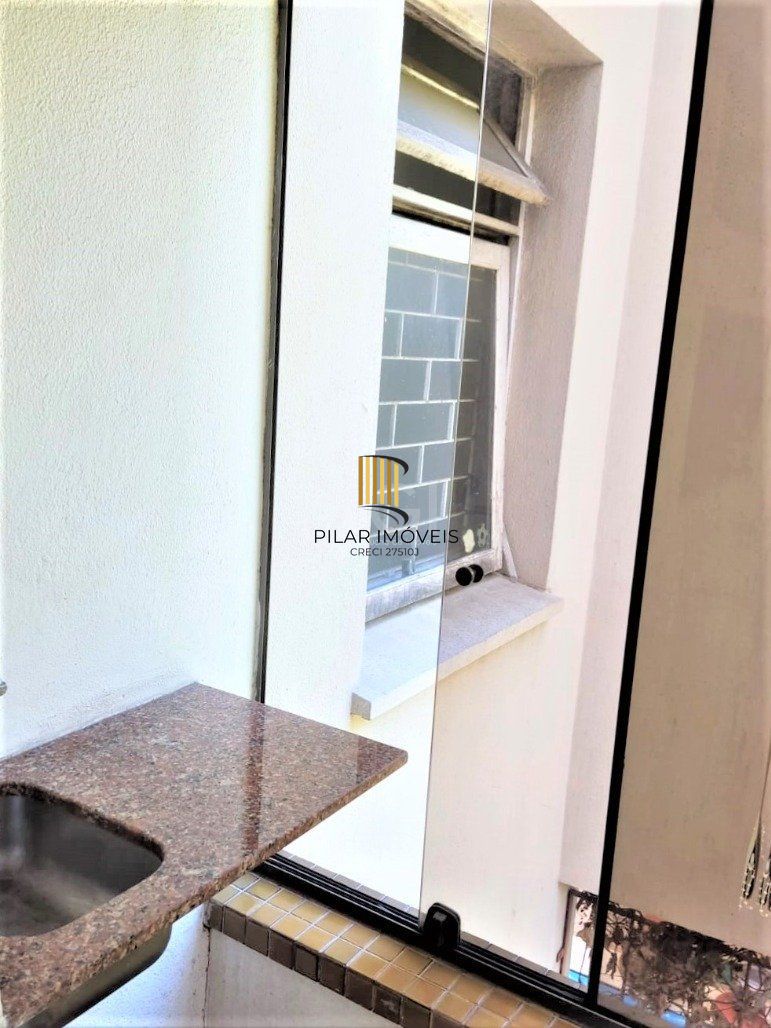 Apartamento 2 dormitórios semimobiliado, living 2 ambientes com lareira, cozinha e área de serviço, banheiro social, sacada e churrasqueira. 