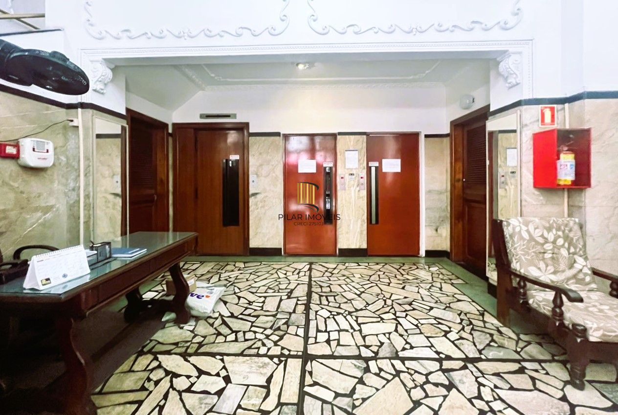 No Centro de Porto Alegre, apartamento 1 dormitório de frente e com sacada!