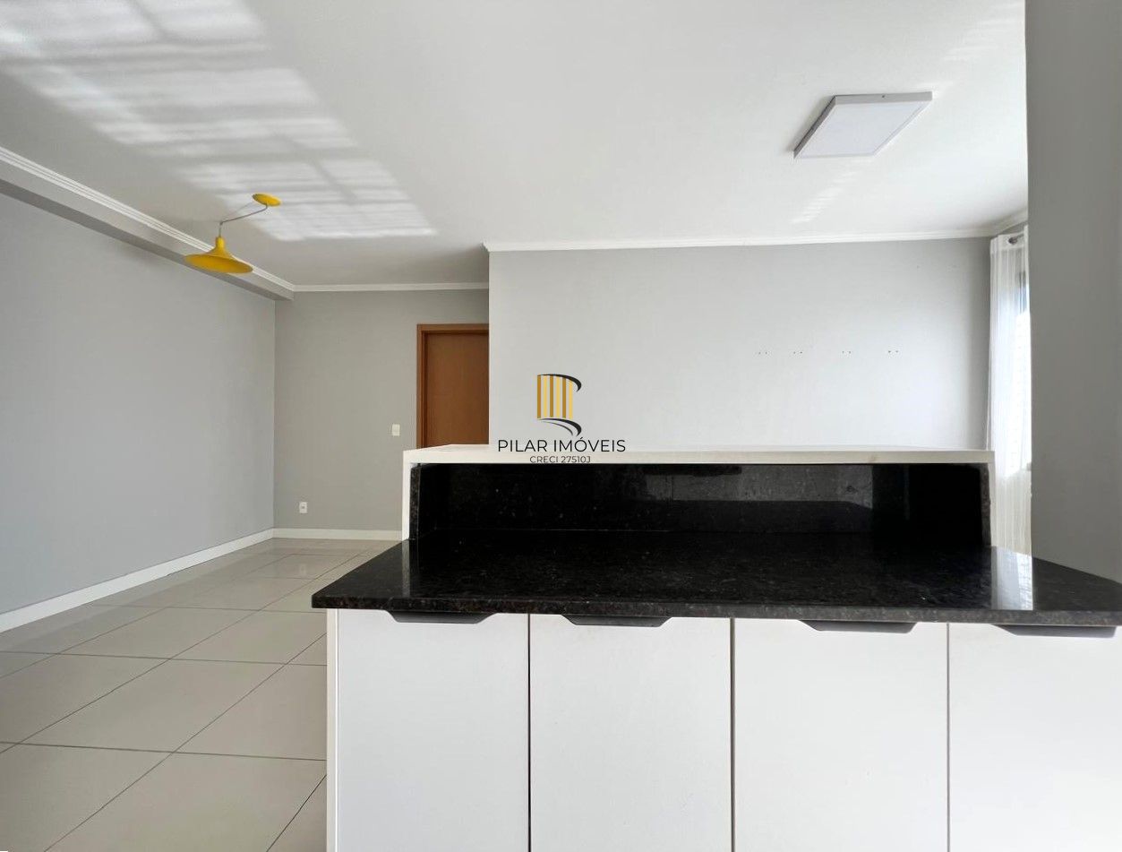 Apartamento 2 dormitórios semimobiliado com box duplo e Infra no Menino Deus
