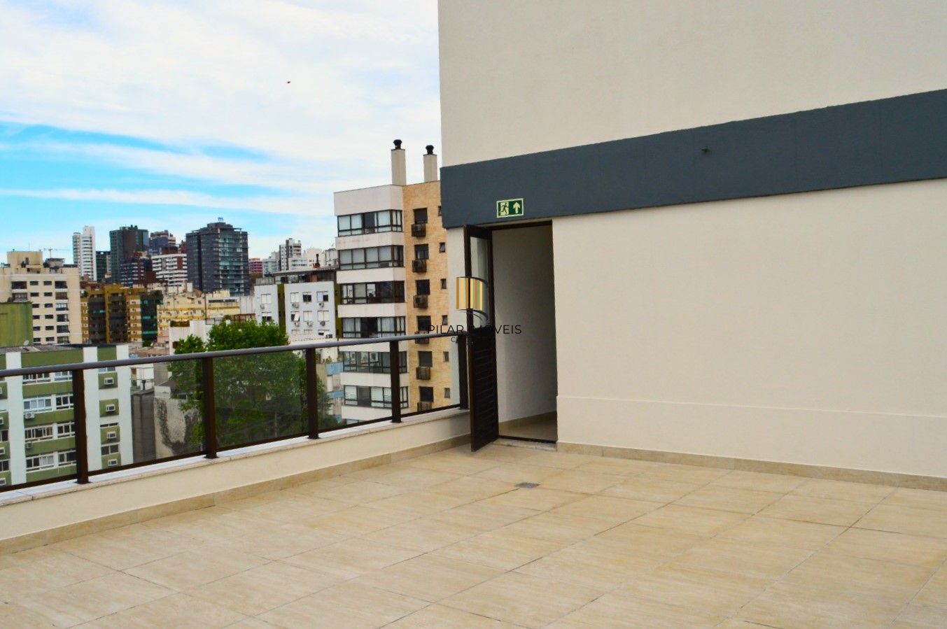 BAIRRO AUXILIADORA - APTO. NOVO 2 DORMITÓRIOS COM 1 SUÍTE E VAGA COBERTA.