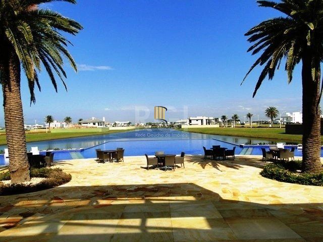 Excepcional sobrado 5 dormitórios com 5 suítes, totalmente mobiliado e ricamente decorado a beira lago em Xangrilá, no Condomínio Enseada.