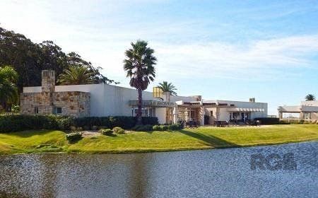 MAGNÍFICA MANSÃO A BEIRA LAGO NO COND. ENSEADA - 6 SUÍTES, 8 BANHEIROS E 2 VAGAS