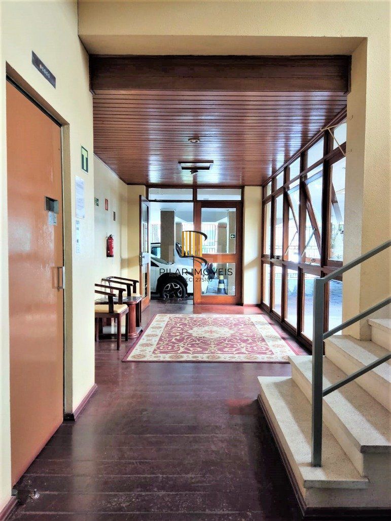 Apartamento 2 dormitórios semimobiliado, living 2 ambientes com lareira, cozinha e área de serviço, banheiro social, sacada e churrasqueira. 