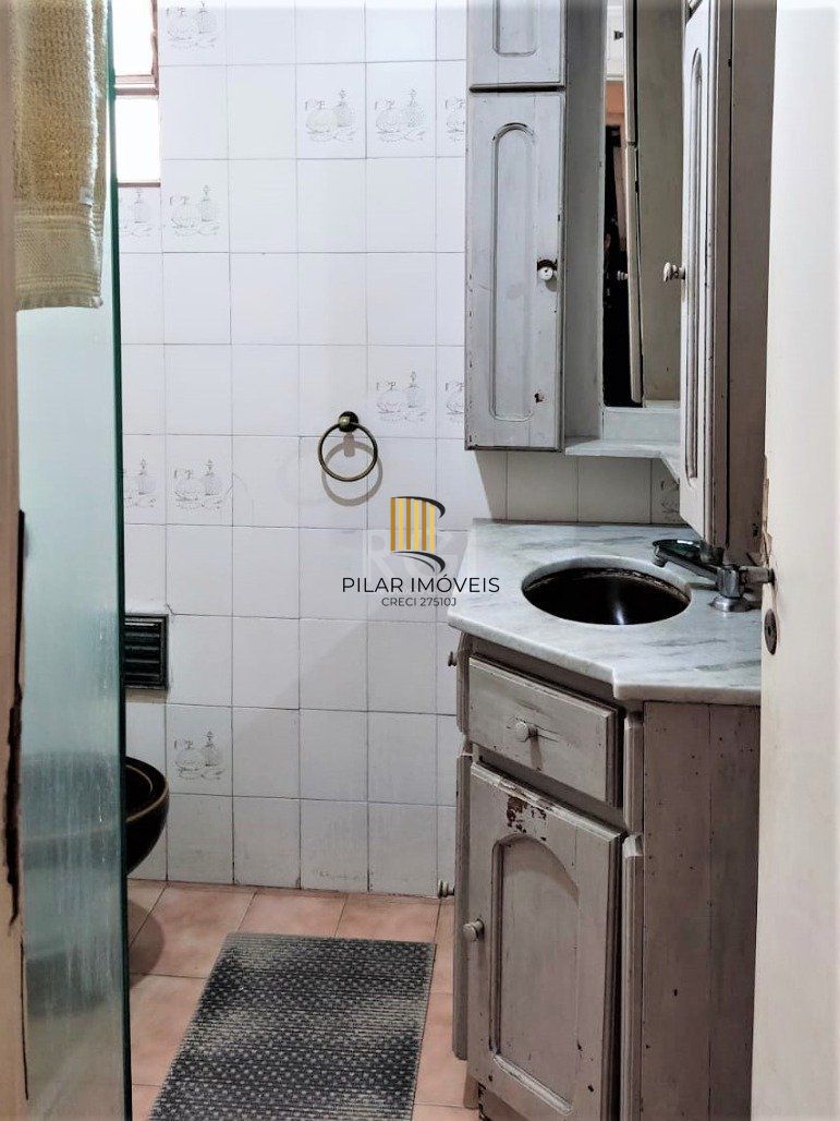 Apartamento 2 dormitórios semimobiliado, living 2 ambientes com lareira, cozinha e área de serviço, banheiro social, sacada e churrasqueira. 