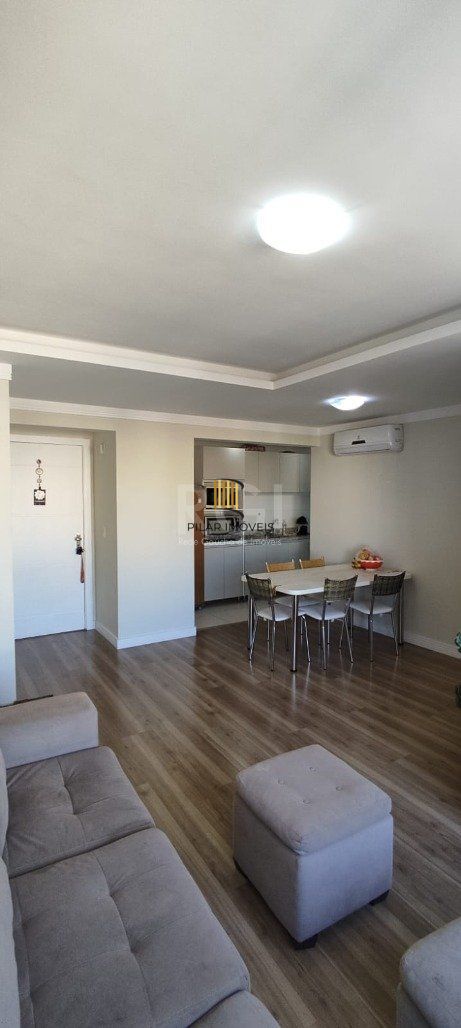 Excelente, amplo e ensolarado apartamento 3 dormitórios sendo 1 suíte, com living 2 ambientes, banheiro social, semimobiliado e com 2 vagas de garagem.