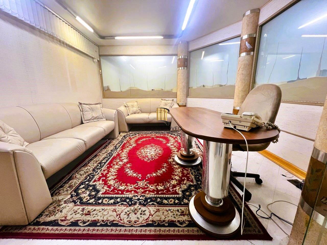 AMPLA SALA COMERCIAL NO CENTRO DE PORTO ALEGRE, DE FRENTE,  MOBILIADA E DECORADA!