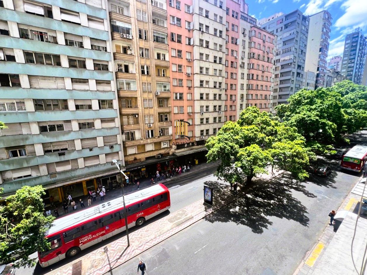 No Centro de Porto Alegre, apartamento 1 dormitório de frente e com sacada!