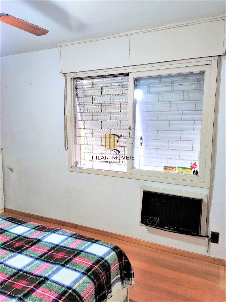 Apartamento 2 dormitórios semimobiliado, living 2 ambientes com lareira, cozinha e área de serviço, banheiro social, sacada e churrasqueira. 