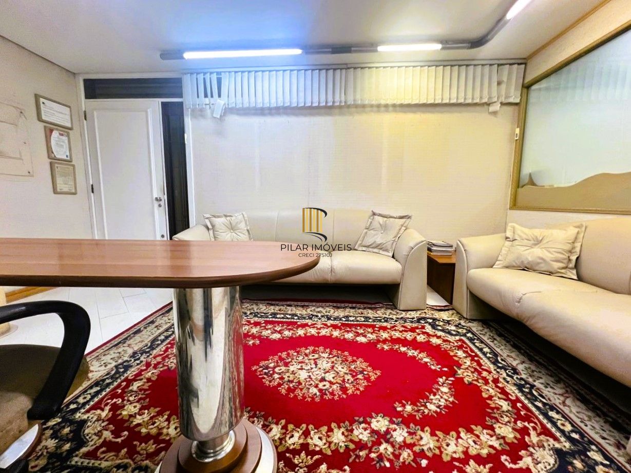 AMPLA SALA COMERCIAL NO CENTRO DE PORTO ALEGRE, DE FRENTE,  MOBILIADA E DECORADA!