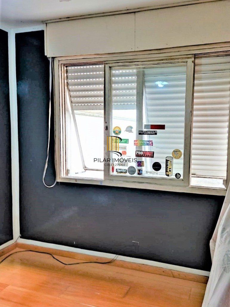 Apartamento 2 dormitórios semimobiliado, living 2 ambientes com lareira, cozinha e área de serviço, banheiro social, sacada e churrasqueira. 