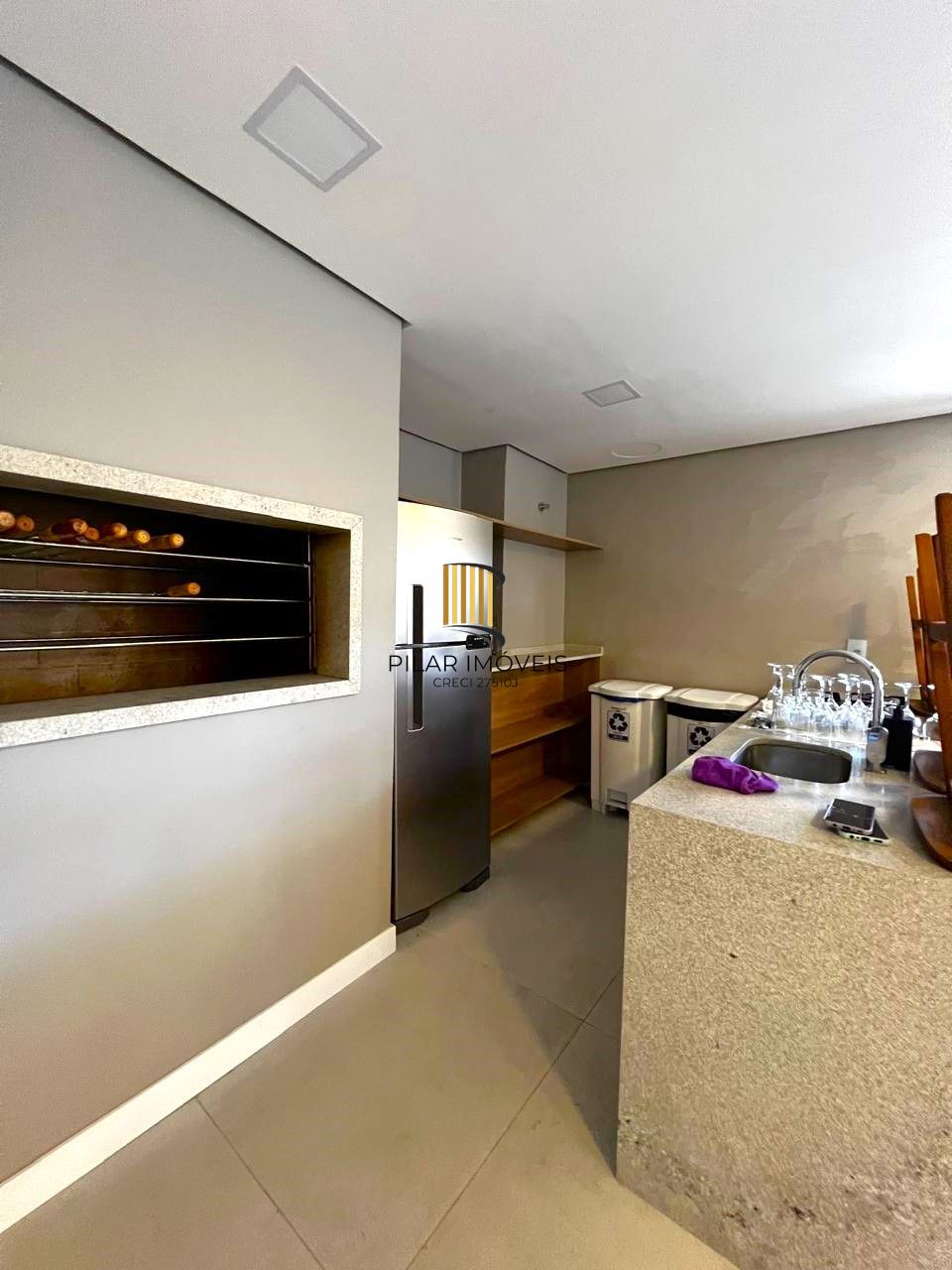 Excelente apartamento 2 dormitórios com sacada e vaga coberta no Petrópolis