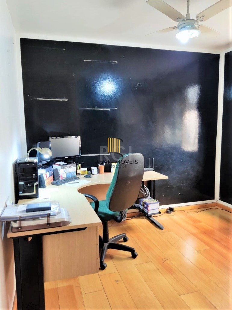 Apartamento 2 dormitórios semimobiliado, living 2 ambientes com lareira, cozinha e área de serviço, banheiro social, sacada e churrasqueira. 