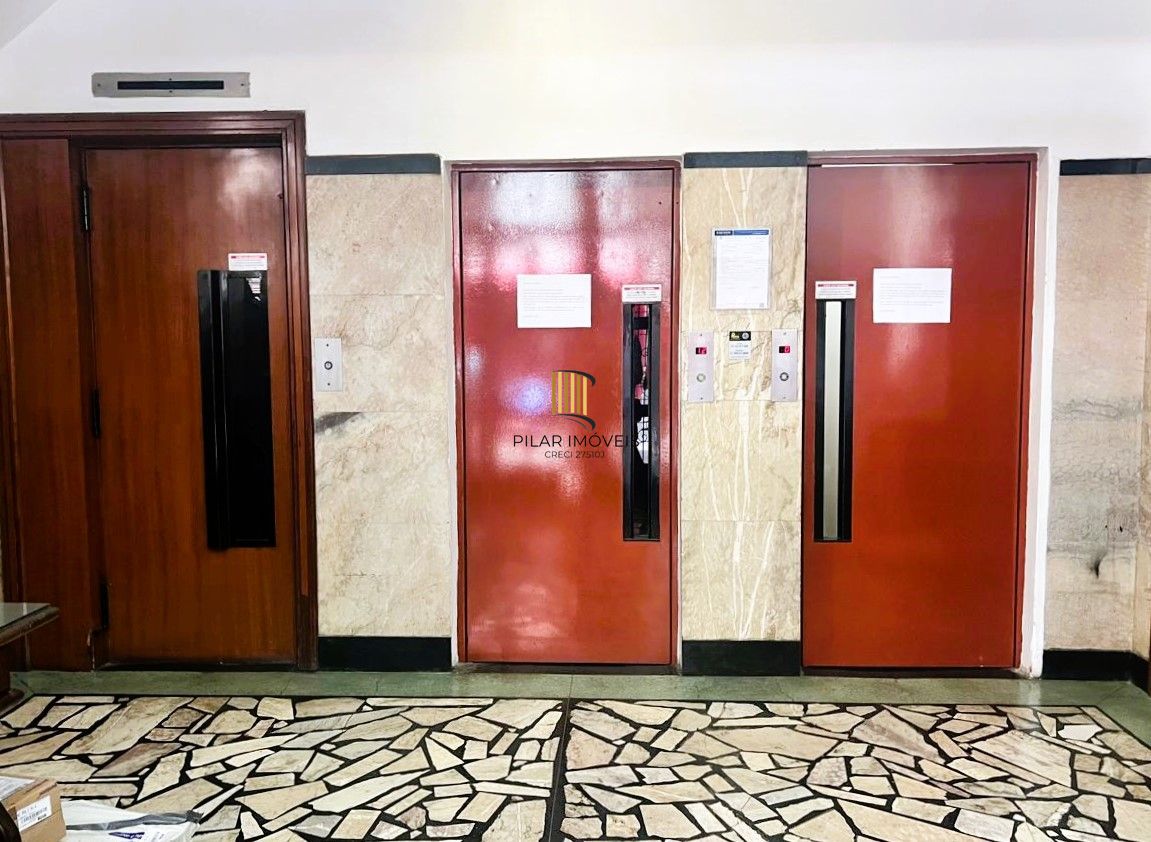 No Centro de Porto Alegre, apartamento 1 dormitório de frente e com sacada!