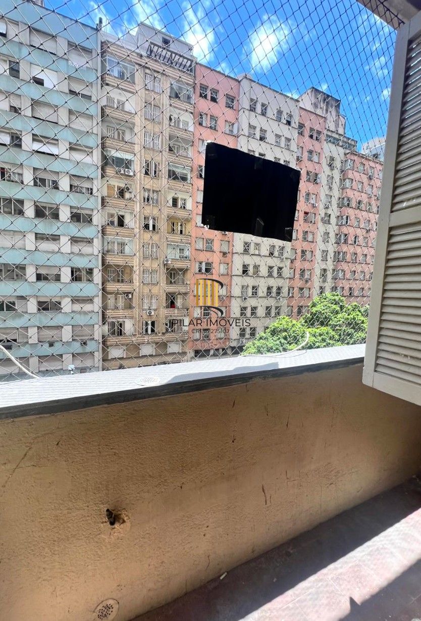 No Centro de Porto Alegre, apartamento 1 dormitório de frente e com sacada!
