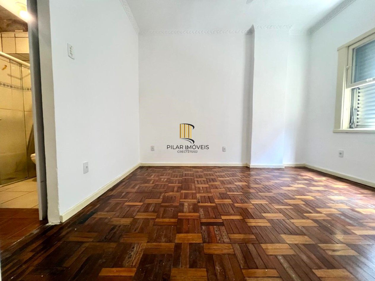 No Centro de Porto Alegre, apartamento 1 dormitório de frente e com sacada!