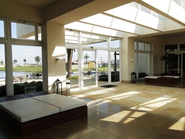 Excepcional sobrado 5 dormitórios com 5 suítes, totalmente mobiliado e ricamente decorado a beira lago em Xangrilá, no Condomínio Enseada.