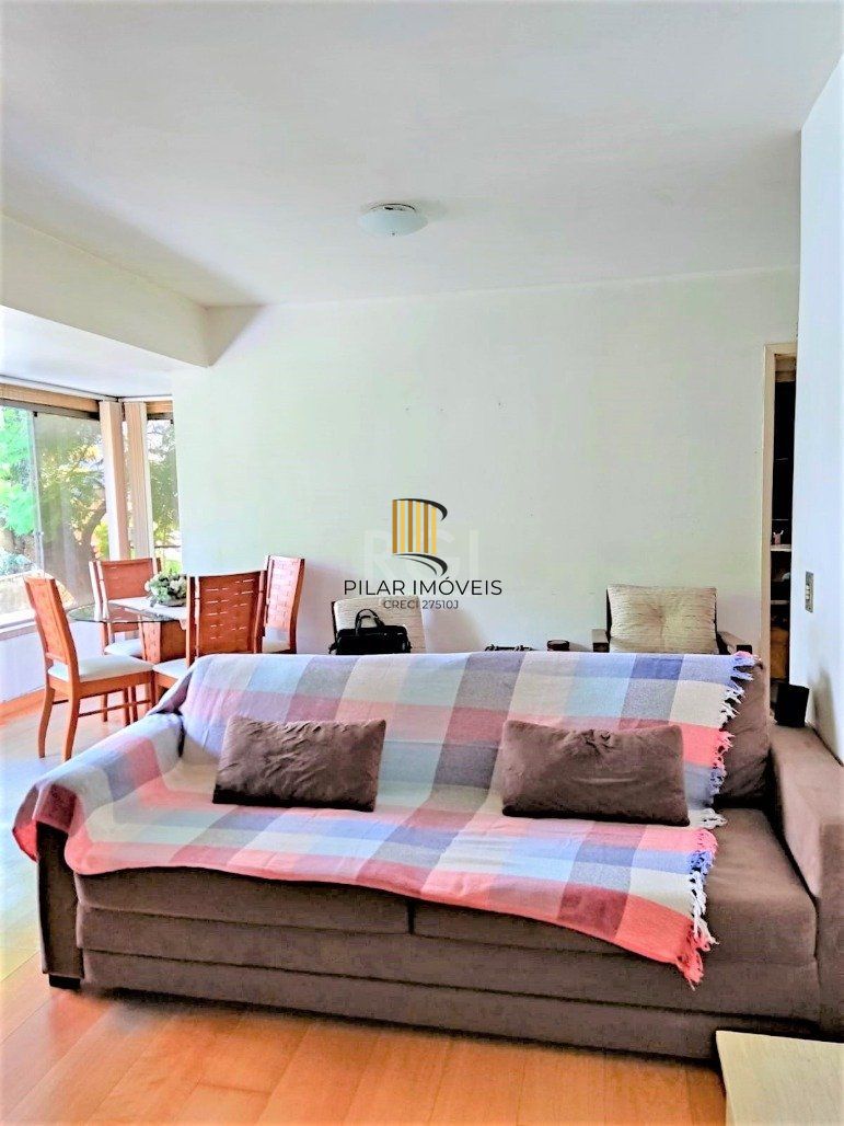 Apartamento 2 dormitórios semimobiliado, living 2 ambientes com lareira, cozinha e área de serviço, banheiro social, sacada e churrasqueira. 