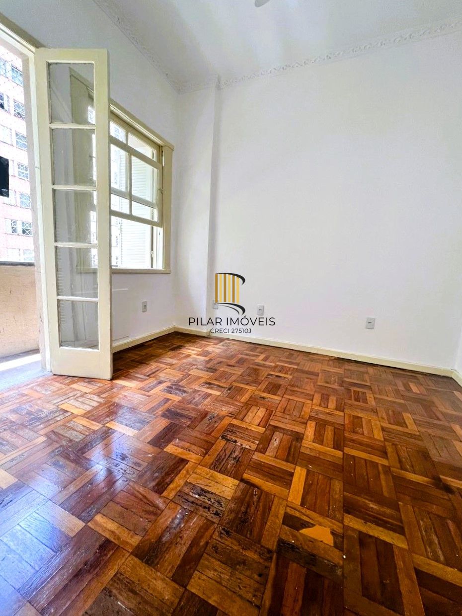 No Centro de Porto Alegre, apartamento 1 dormitório de frente e com sacada!
