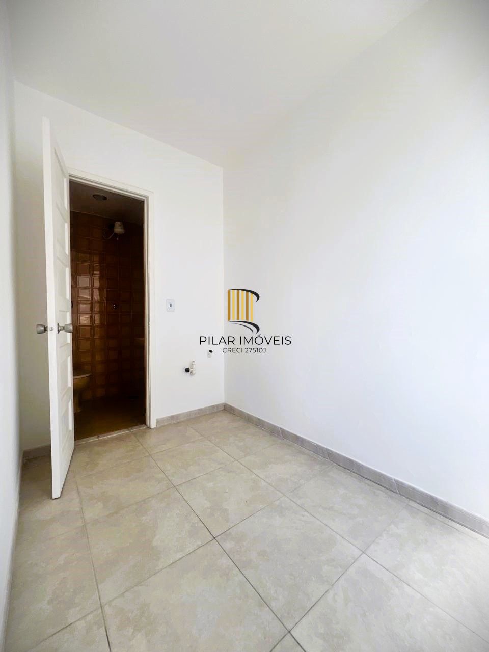 Apartamento 2 dormitórios com dependência em andar alto no Bairro Bom Fim