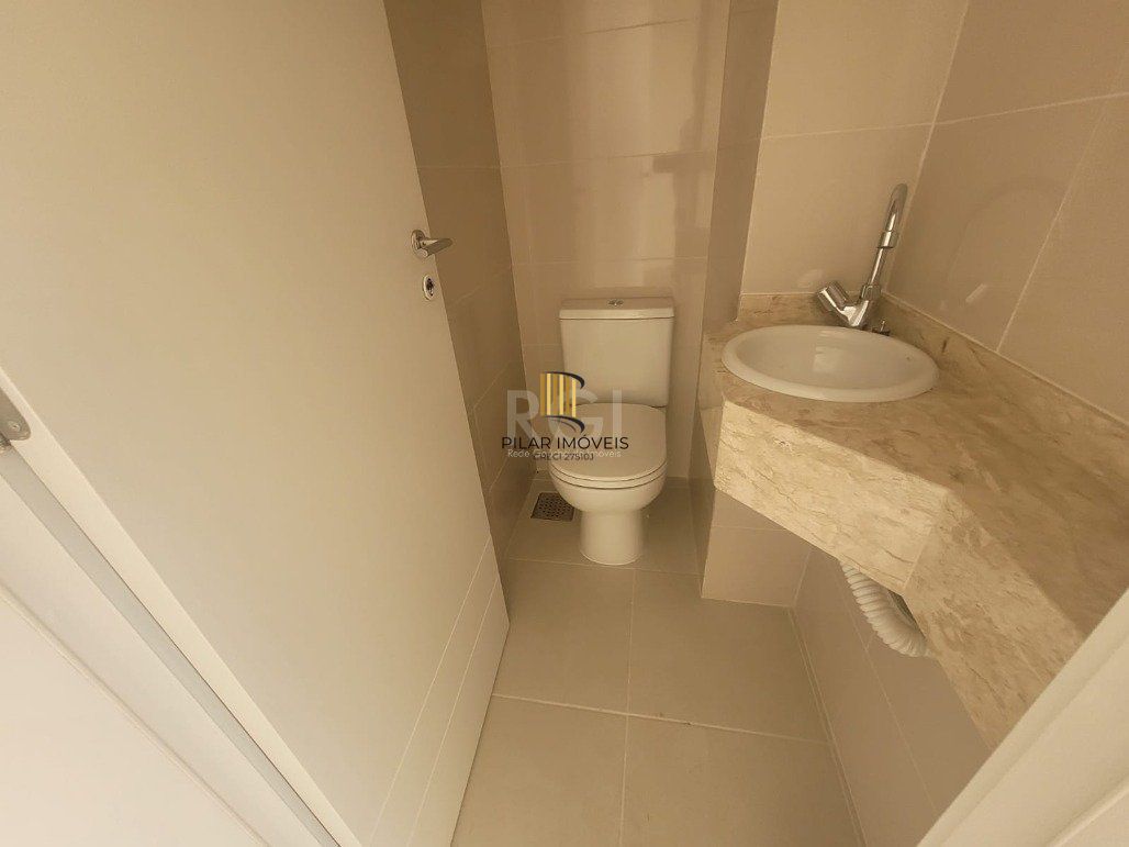 APARTAMENTO 1 DORMITÓRIO COM SUÍTE, COZINHA AMERICANA, LAVABO E AMPLO LIVING NO BOM FIM!