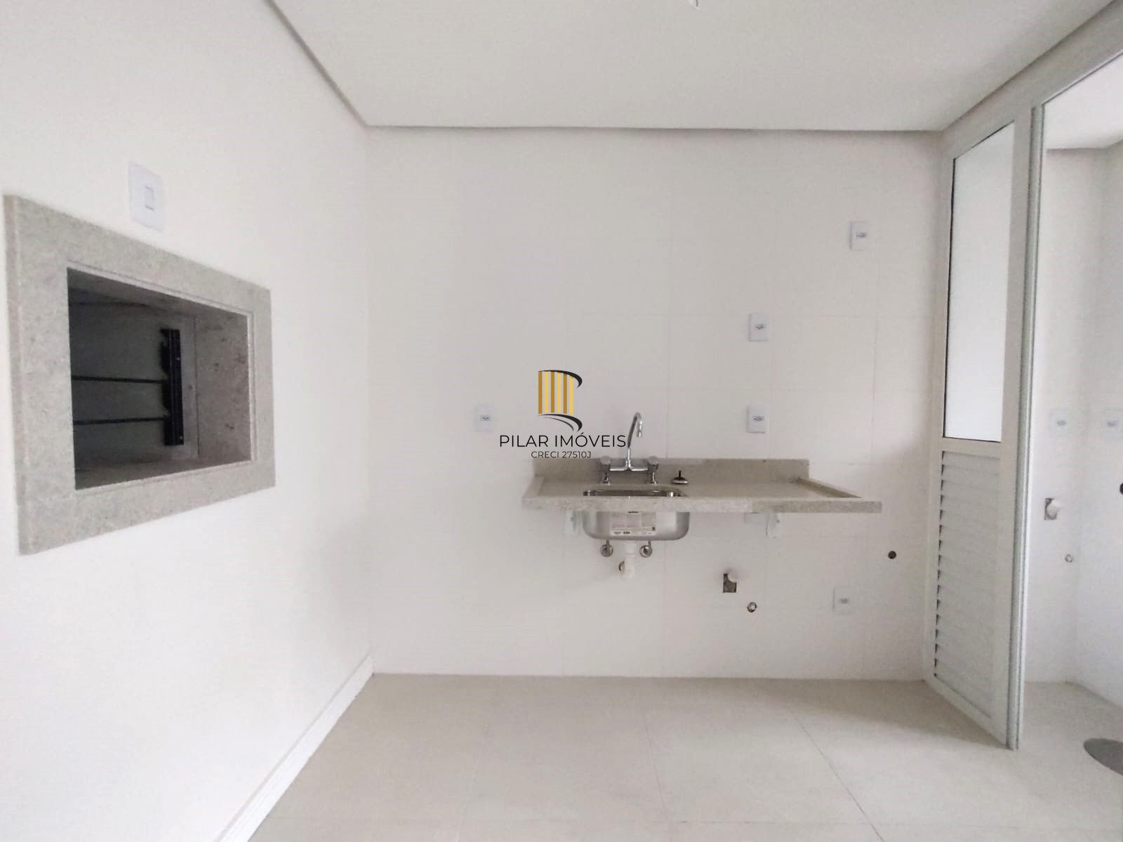APARTAMENTO 1 DORMITÓRIO COM SUÍTE, COZINHA AMERICANA, LAVABO E AMPLO LIVING NO BOM FIM!