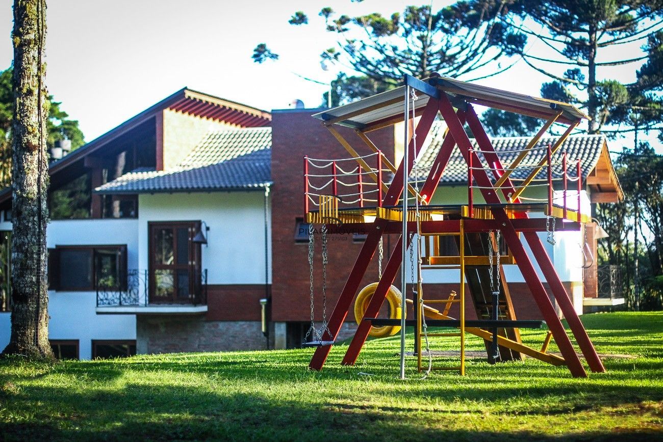 Casa Alto Padrão localizada a 5 quilômetros do centro de Canela, em meio a natureza com 16,600² em localização privilegiada e valorizada..