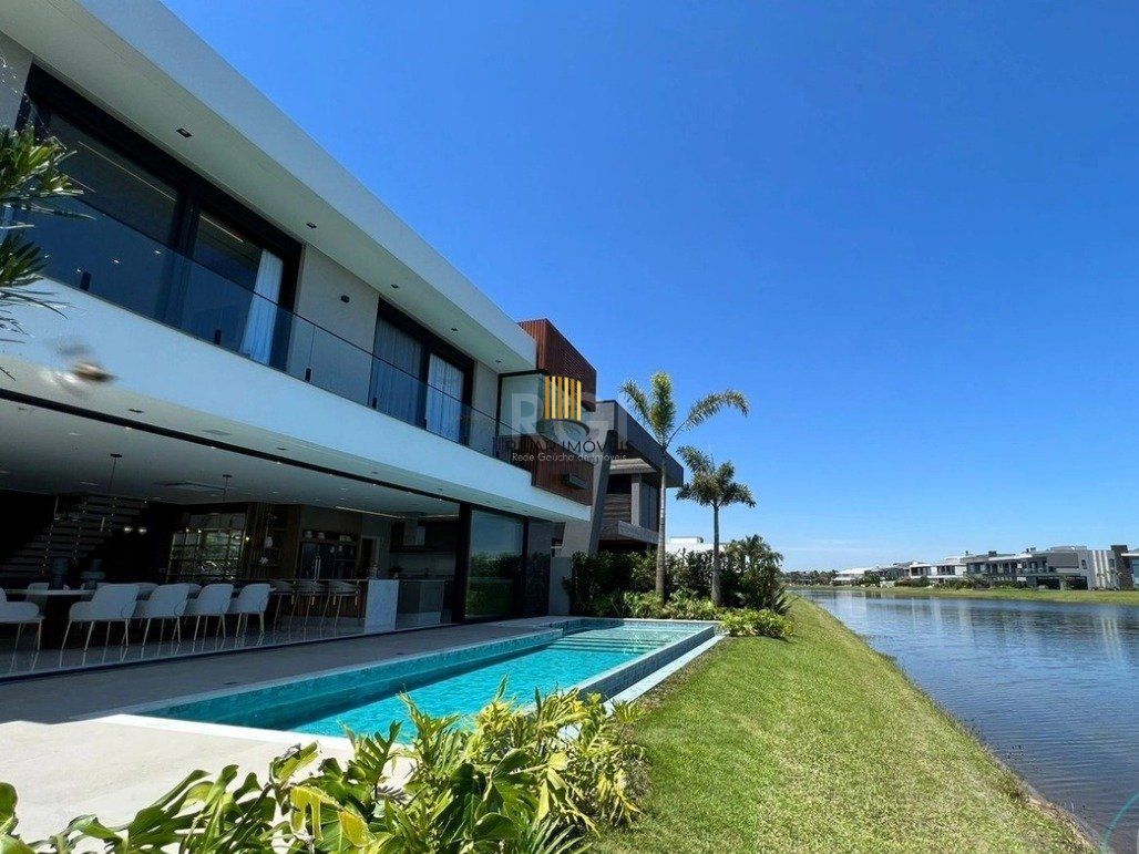 Excepcional sobrado 5 dormitórios com 5 suítes, totalmente mobiliado e ricamente decorado a beira lago em Xangrilá, no Condomínio Enseada.
