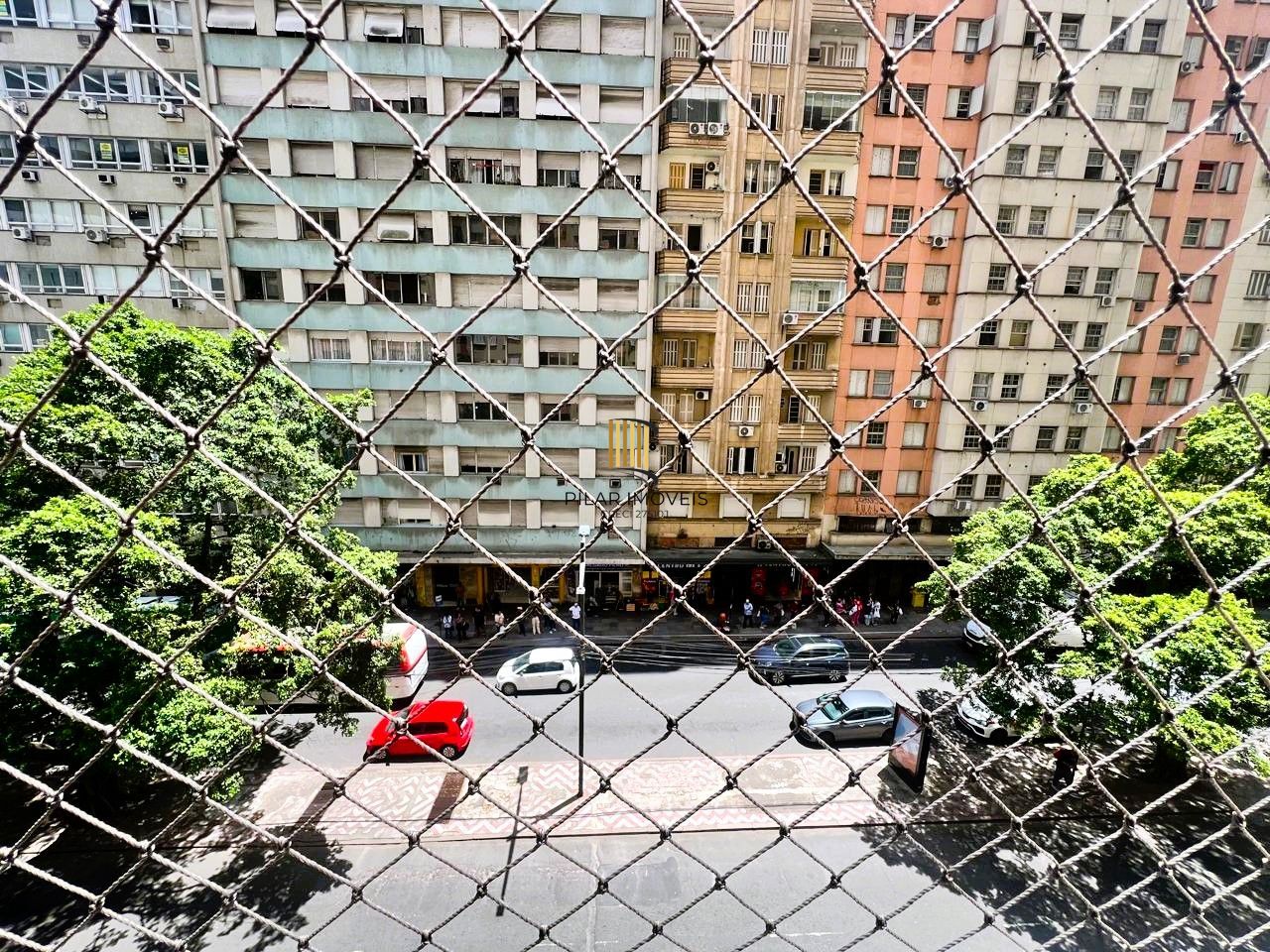 No Centro de Porto Alegre, apartamento 1 dormitório de frente e com sacada!