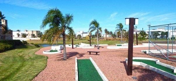 MAGNÍFICA MANSÃO A BEIRA LAGO NO COND. ENSEADA - 6 SUÍTES, 8 BANHEIROS E 2 VAGAS