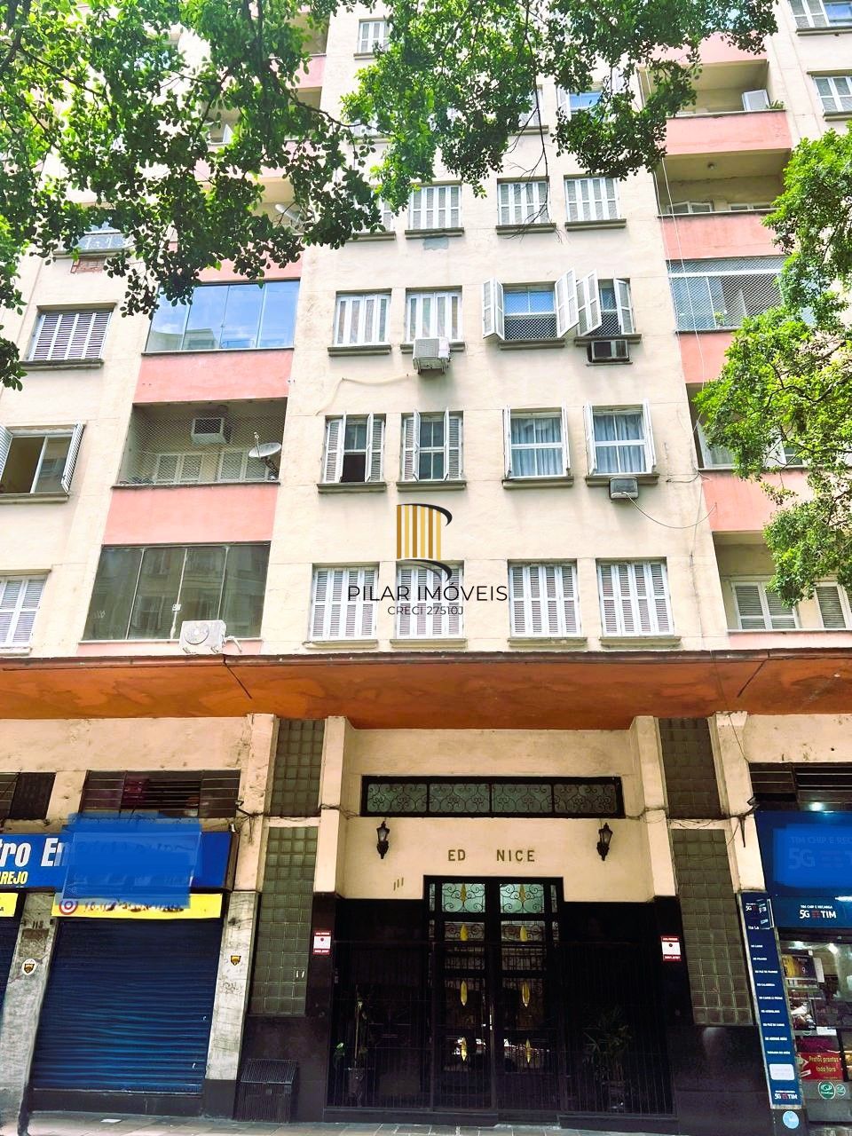 No Centro de Porto Alegre, apartamento 1 dormitório de frente e com sacada!