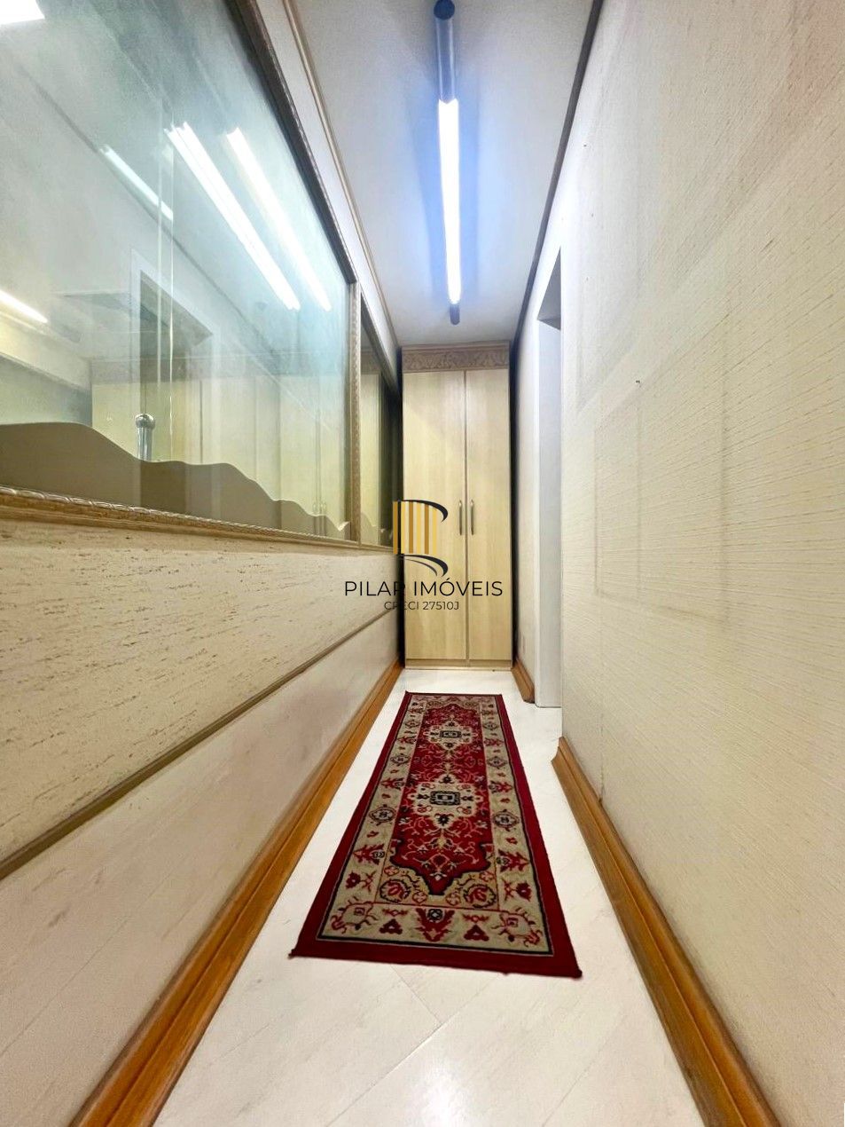 AMPLA SALA COMERCIAL NO CENTRO DE PORTO ALEGRE, DE FRENTE,  MOBILIADA E DECORADA!