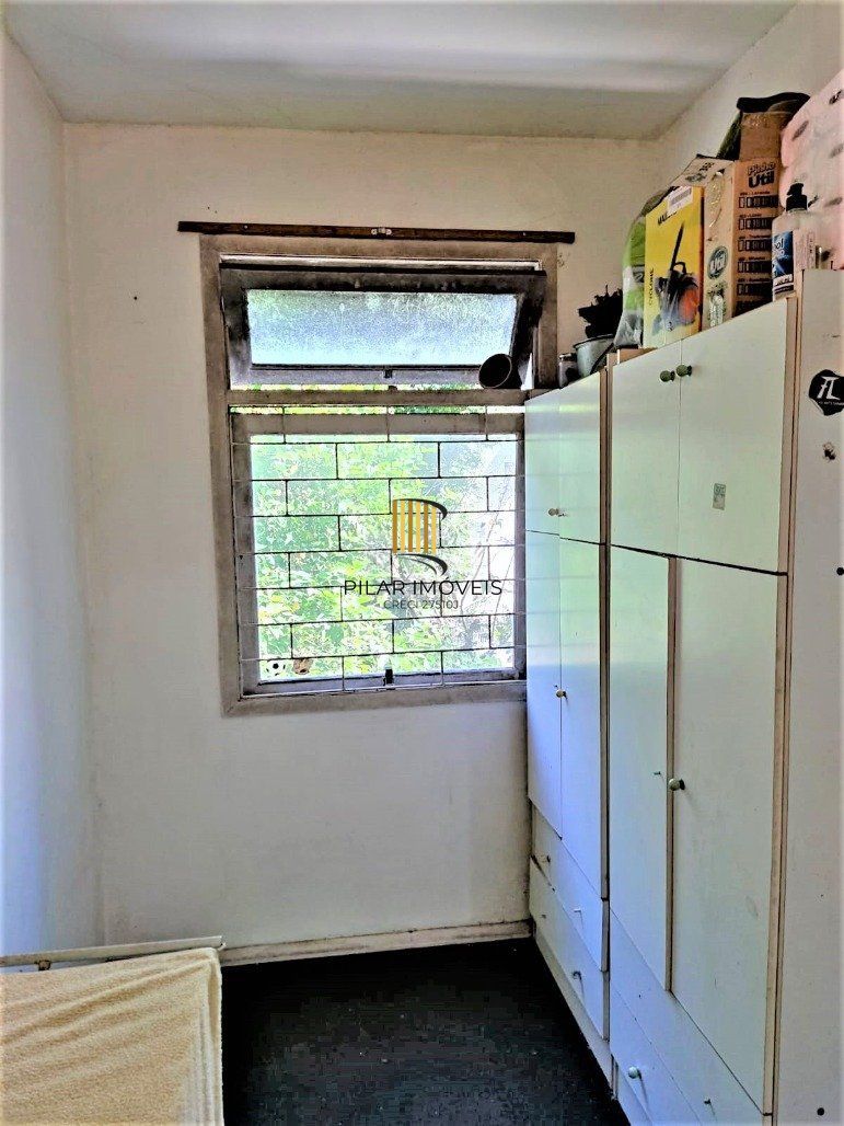 Apartamento 2 dormitórios semimobiliado, living 2 ambientes com lareira, cozinha e área de serviço, banheiro social, sacada e churrasqueira. 