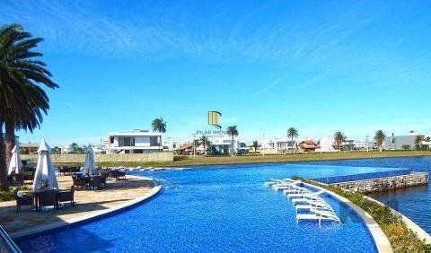 MAGNÍFICA MANSÃO A BEIRA LAGO NO COND. ENSEADA - 6 SUÍTES, 8 BANHEIROS E 2 VAGAS