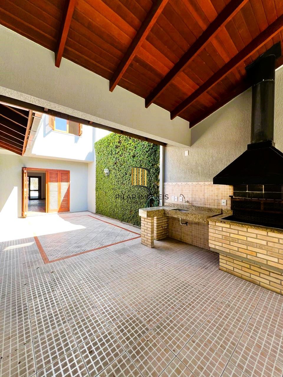 INCRÍVEL CASA COM LAREIRA E ESPAÇO GOOURMET EM CONDOMINIO NO BAIRRO IPANEMA!